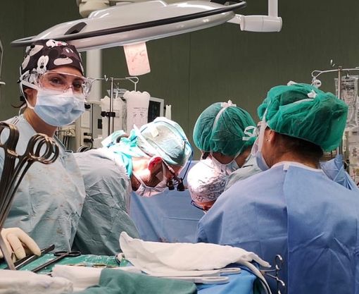 trapianto con medici all'opera