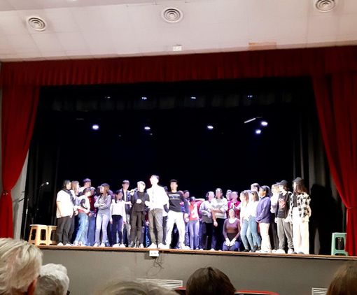 Gli alunni delle terze della Rodari sul palco del Teatro del Forte Gli alunni delle terze della Rodari sul palco del Teatro del Forte