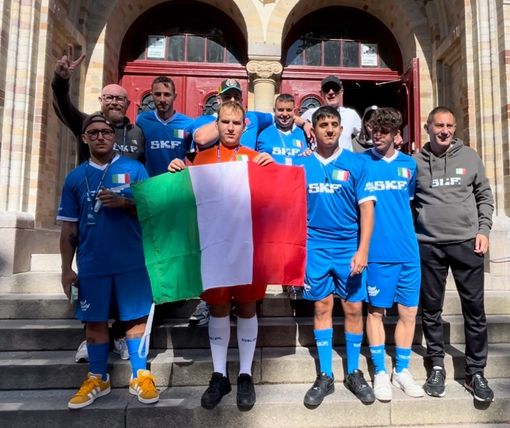 atleti con bandiera tricolore atleti con bandiera tricolore