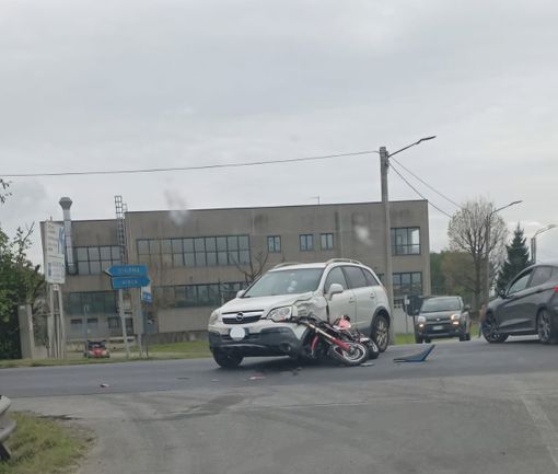 Moto contro auto sulla circonvallazione di Vigone