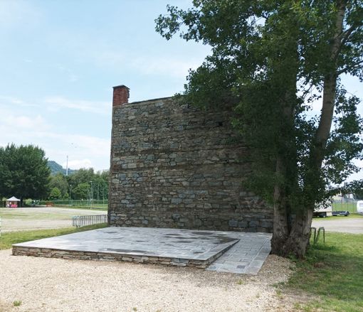 Il palco del Bersaglio in attesa di allacciamento alla corrente elettrica Il palco del Bersaglio in attesa di allacciamento alla corrente elettrica
