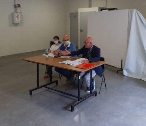 Da sinistra Carla Debenedetti (coordinatrice infermieristica), Adriano Rosano (direttore Centro servizi) e Claudio Restagno (presidente Centro servizi) Da sinistra Carla Debenedetti (coordinatrice infermieristica), Adriano Rosano (direttore Centro servizi) e Claudio Restagno (presidente Centro servizi)