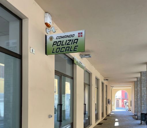 Dice di aver scambiato l’alt per un saluto: motociclista senza luci né targa inseguito a Torre Pellice