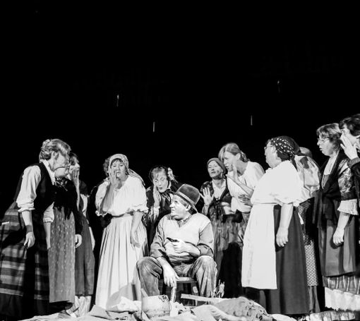 ‘Bimbo’, al centro della scena, nei panni del Feramiù