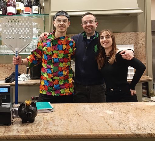 Da sinistra Roberto Campofelice, don Carlo Pizzocaro e Laura Piras Da sinistra Roberto Campofelice, don Carlo Pizzocaro e Laura Piras