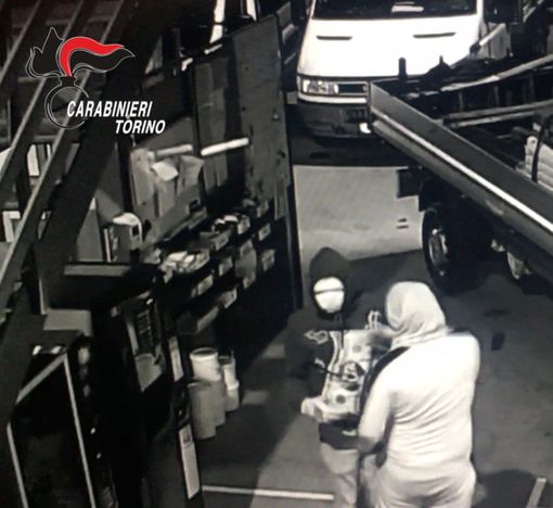 persone riprese in bianco e nero persone riprese in bianco e nero