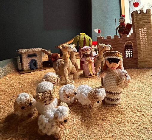 Uno scorcio del presepe all’uncinetto