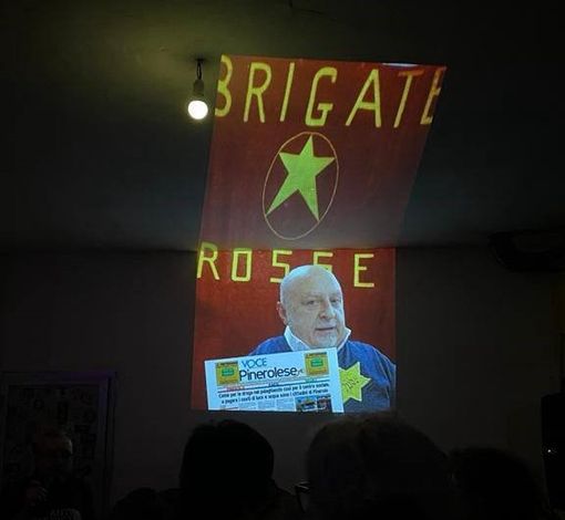 La proiezione del fotomontaggio al centro del caso