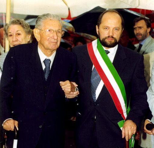 Bruno Lazzarini con la fascia tricolore all’inaugurazione del Centro Anziani di Roure