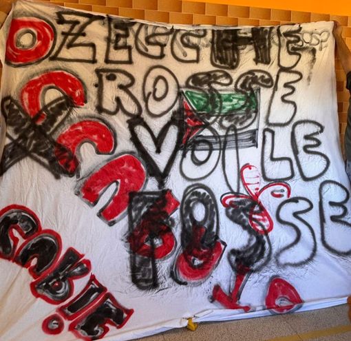 Lo striscione con il messaggio minatorio