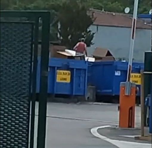 La persona tra i container