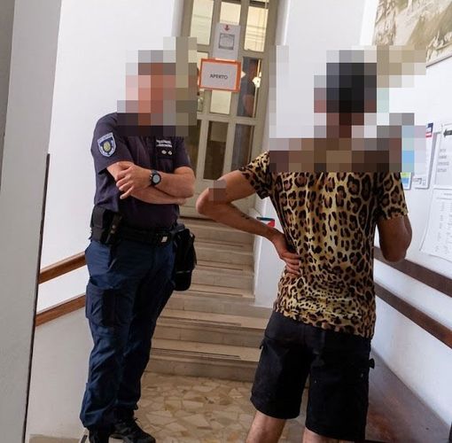 Torre Pellice: vuole a tutti i costi la residenza e minaccia le impiegate dopo aver provato a corromperle Torre Pellice: vuole a tutti i costi la residenza e minaccia le impiegate dopo aver provato a corromperle