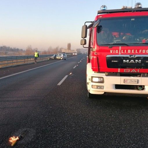 Auto esce di strada da un cavalcavia e precipita tra le carreggiate della Torino-Savona Auto esce di strada da un cavalcavia e precipita tra le carreggiate della Torino-Savona