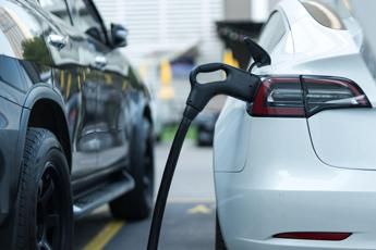 Mobilità: report, crescono le auto immatricolate, poche le elettriche