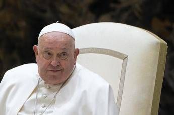 Papa Francesco, dal ginocchio all'operazione all'addome: tutti i problemi di salute