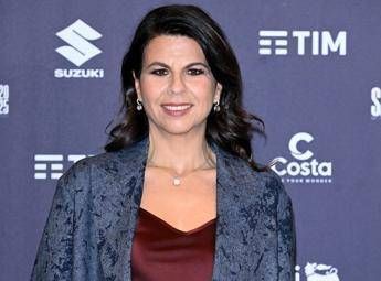 Sanremo 2025, Geppi Cucciari: &quot;Un bacio alla Meloni? Lo mando col braccio di Elodie&quot;
