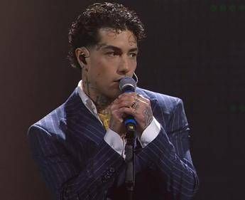 Sanremo 2025, Tony Effe senza collana (ma con anelli)