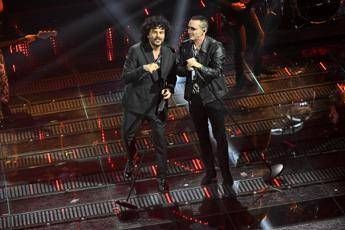 Sanremo 2025, Kekko bacia Renga dopo l'esibizione: &quot;Quanti punti sono?&quot;