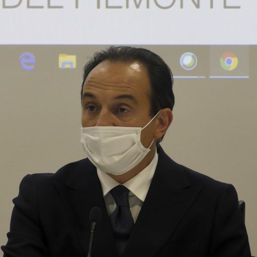 Il governatore del Piemonte, Alberto Cirio, con la mascherina