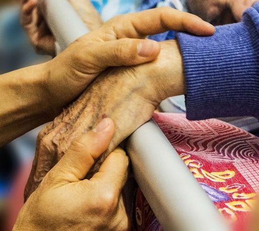 Una mano di conforto per un anziano ricoverato in Rsa