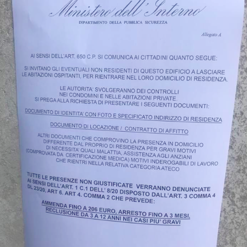 Il foglio comparso sui portoni di casa