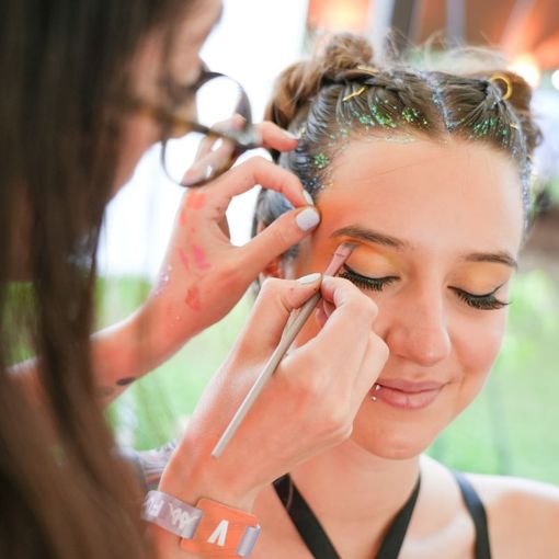 Torino, Kappa FuturFestival: con 50 giovani nel beauty bar della vip lounge nascono le tendenze make-up &amp; hair della Generazione Z