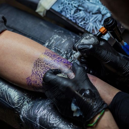 Meglio la Macchinetta Rotativa o a Bobina? Una Guida alla Scelta delle Tattoo Supplies Perfette