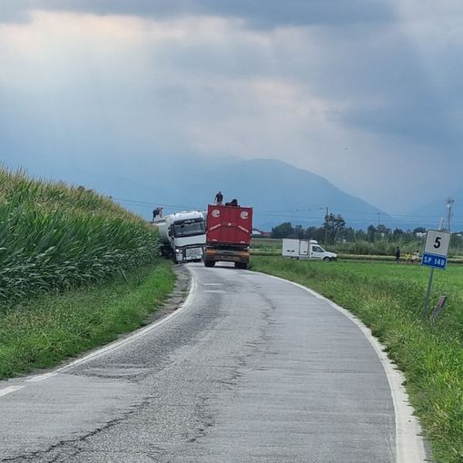 Vigone: via Virle interrotta per l'uscita di strada di un camion