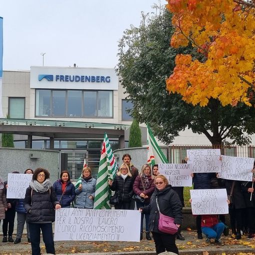 Lavoratrici Prontoservices: manifestazione all'ingresso della Freundenberg di Pinerolo