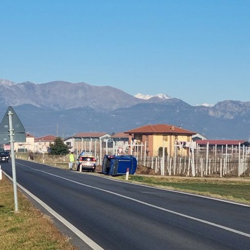 Il furgone ribaltato, con vigili e Anas sul posto