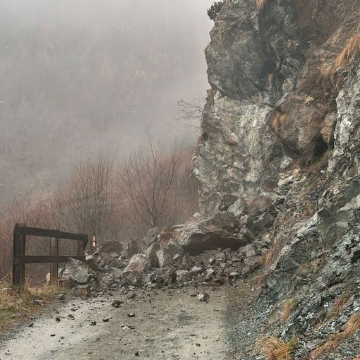 La frana che blocca la pista