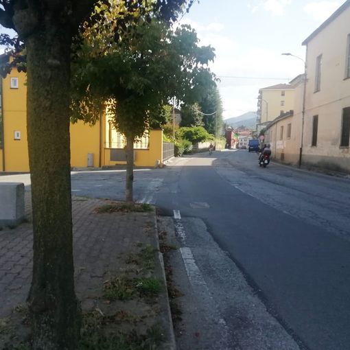 Il tratto di marciapiede mancante in via Pinerolo