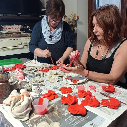 Scambio di papaveri rossi a Bricherasio per aiutare il Centro antiviolenza