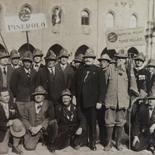 Al centro il generale Morero e inginocchiato con il cappello Godino, i due fondatori degli Alpini di Bricherasio