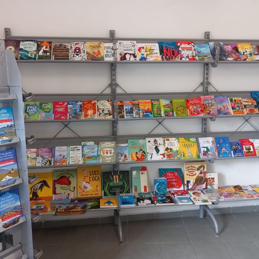 La biblioteca temporanea all’interno dell’ufficio turistico