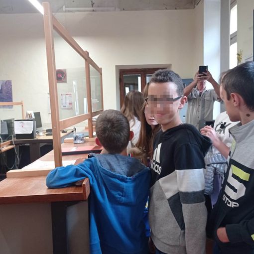 La consegna delle firme in Comune per chiedere il mantenimento dello scuolabus