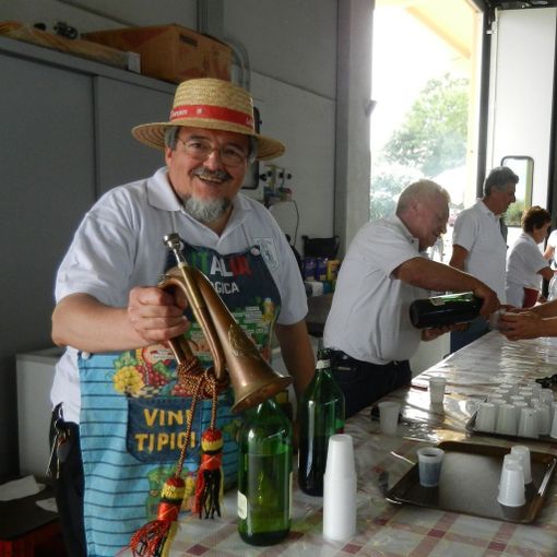 Don ‘Ferdi’ volontario a una festa di Bricherasio