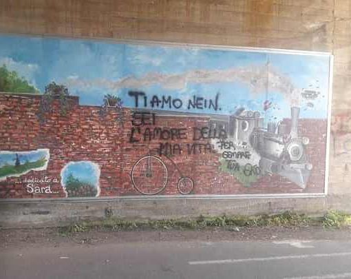 Il murale della memoria bricherasiese imbrattato da una scritta amorosa