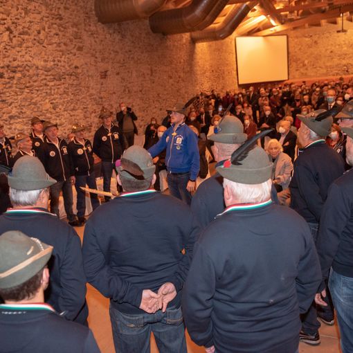 Il Coro dle Piase di Campiglione Fenile si esibisce per Paola di Liegi e suo marito (Foto di Walter Curti)