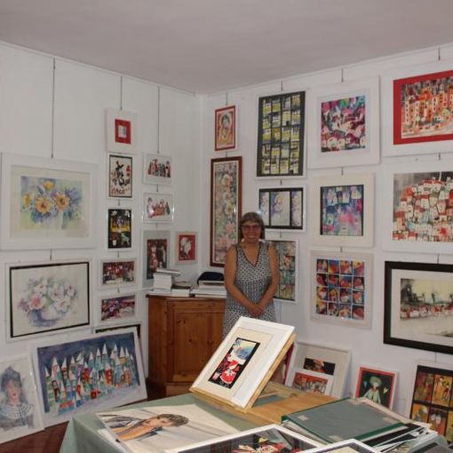 Caterina Bruno tra le sue opere