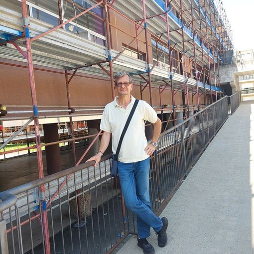 Felizia davanti al cantiere delle elementari