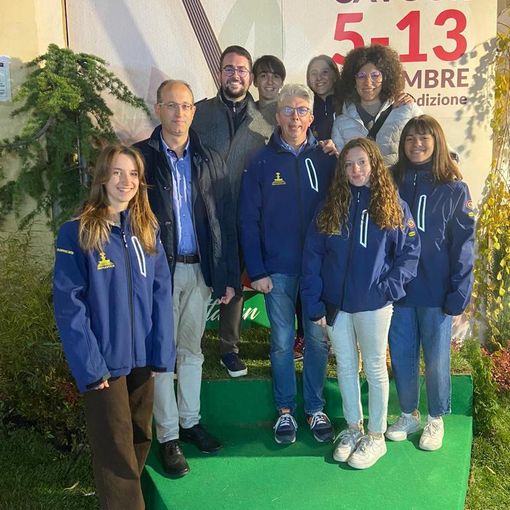 Alcuni componenti del gruppo di giovani, con il presidente della ProCaovur, il sindaco e altri esponenti dell’Amministrazione