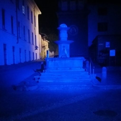 La fontana di Cavour illuminata di blu