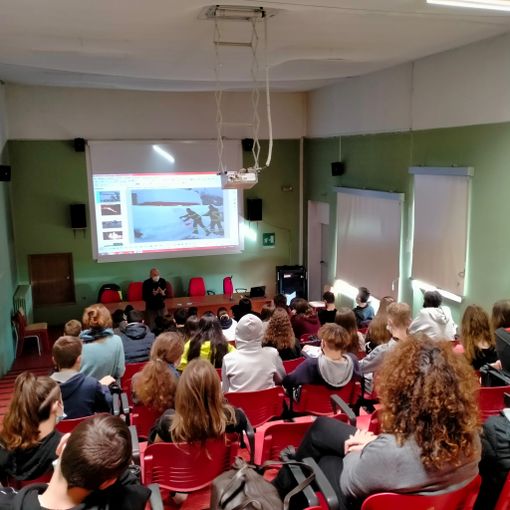 Uno degli incontri di ‘Alla scoperta del mondo del lavoro’ alle medie di Cavour