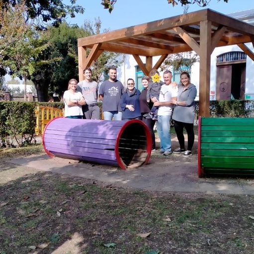 Il Comitato nel giardino della materna con i giochi ritinteggiati