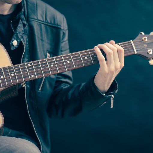 Ultima occasione a Torre Pellice per far musica e spesa fino a mezzanotte