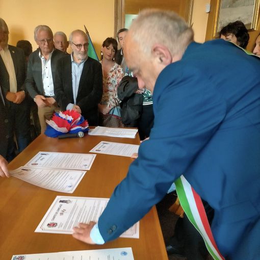 La firma del gemellaggio in Francia