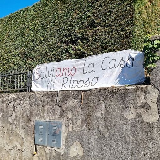 Lo striscione esposto davanti alla casa di riposo Bianchi di Cumiana