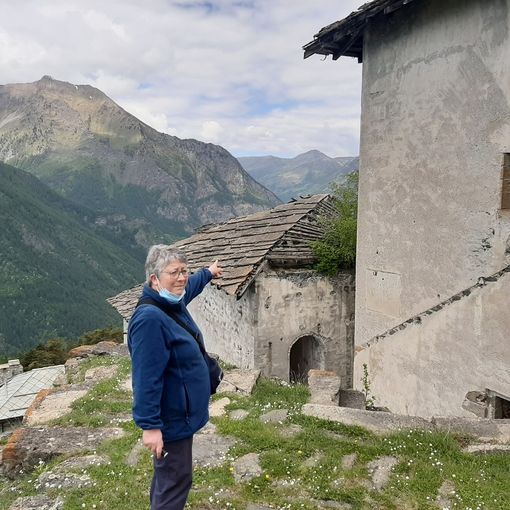 Mara Celegato che indica il tetto del Quartiere della Ridotta Belvedere del Forte Valli di Fenestrelle