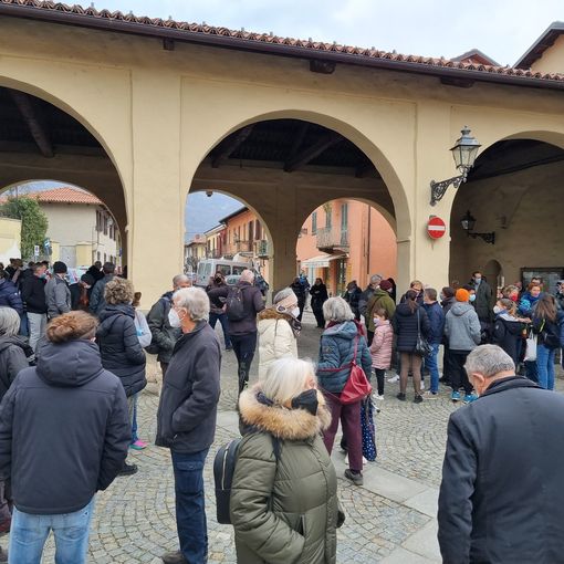 Il raduno sotto al Comune